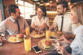 personas en anuncios de comida personas en anuncios de comida