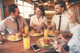 personas en anuncios de comida personas en anuncios de comida